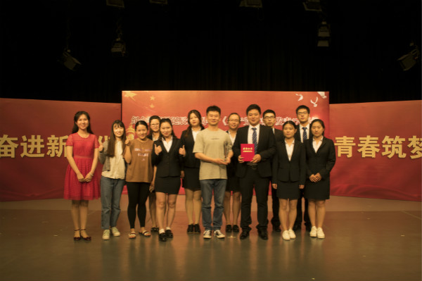 52书库
研究生在“2018—马克思与我们同行”朗诵比赛中荣获佳绩