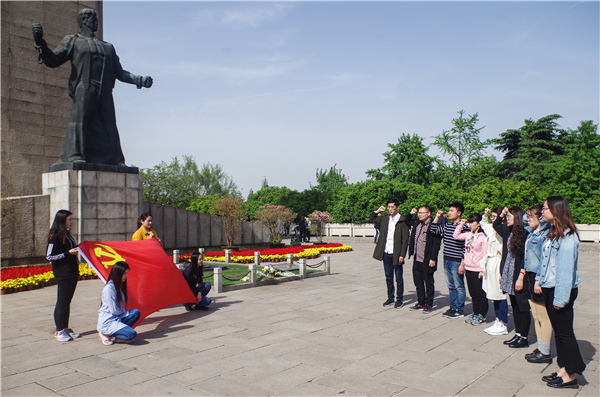 52书库
研究生党支部组织开展主题党日活动